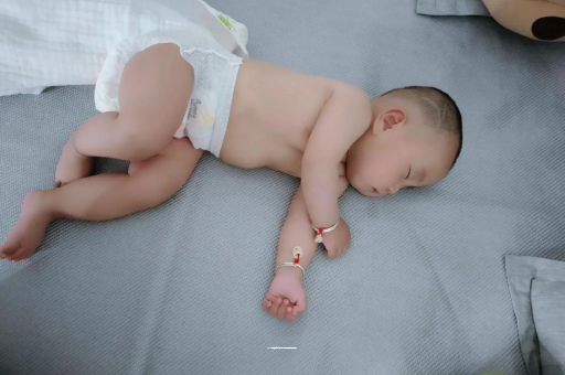 内蒙古三个月宝宝抬头不稳